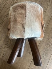 Design Sitzhocker  45cm braun weiß mit Ziegenfell und Teakholz Hocker