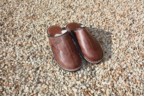Babouches aus braunem leder - babouches,