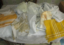 Großes Konvolut Tischdecken, Läufer, Deckchen, Zierdeckchen