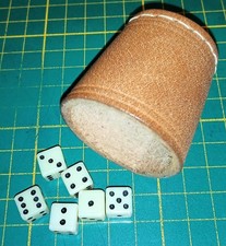 kleiner Würfelbecher + 6 Würfel Leder Mini Reise Knobel Spiel