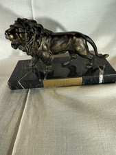 Löwe  auf Marmorsockel