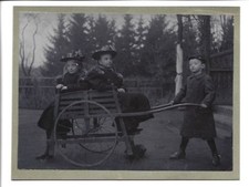 XX3297/ Kinder mit Schubkarre schönes Foto auf Pappe 17 x 13 cm ca.1910