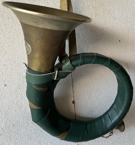 Sehr altes jagdhorn der marke - sehr,