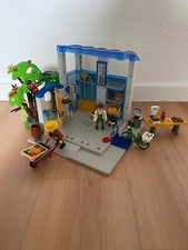 Playmobil 4461 Futterstaiton, Gebäude mit 2 Figuren und Zubehör, Set Vollständig