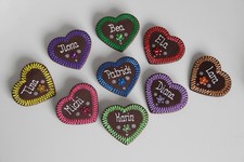 Lebkuchenherz-Brosche mit WUNSCHTEXT Trachten Oktoberfest Schmuck Spatzl Herzl