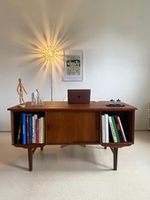 Freistehender Schreibtisch /