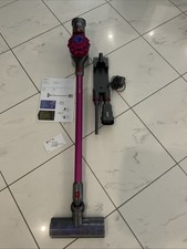 Original Dyson V7 Akku-Staubsauger mit Zubehör und Akku.