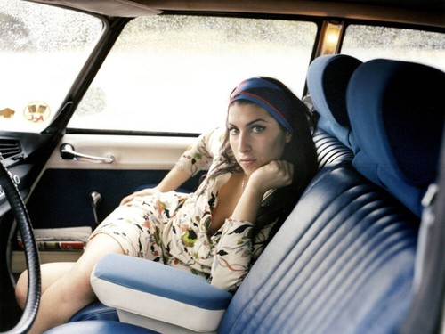 Foto amy winehouse sitzt auf - amy,