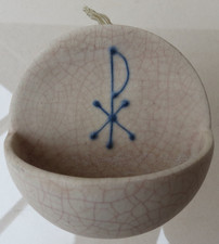 schlichtes Weihwasserbecken