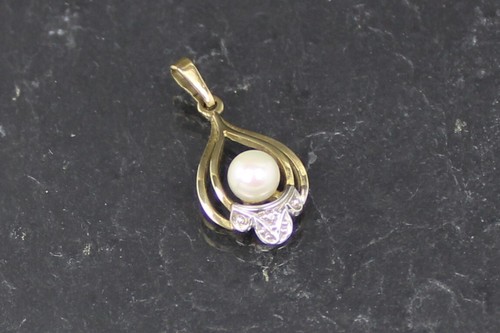 Gold pendant with - , pearl