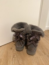 UGG Australia Bailey Bow Stiefeletten Gr. 40 Grau