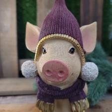 Schwein 17x10 cm Schweinefigur Wildschwein Figur Ferkel Mütze Winter Rosa XMAS
