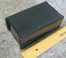 Kunststoffgehäuse mit roter Plexiglas-Frontplatte 16x9x6cm