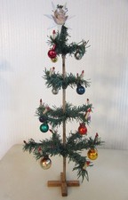 alter Tannenbaum Christbaum mit Holzständer geschmückt mit kleinen Glaskugeln