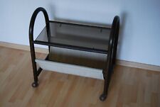 Rattan Zeitschriftenständer mit getönter Glasplatte. Maße: ca. 58 x 60 x 32 cm.