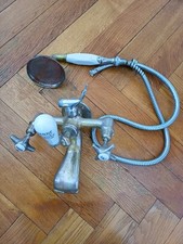 Alte Wannenarmatur mit Zweigriffmischer und Handbrause, defekt