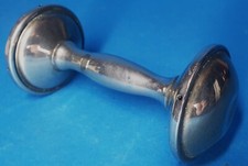 Antike, alte und ungewöhnlich geformte Baby Rassel in Hantelform aus Metall