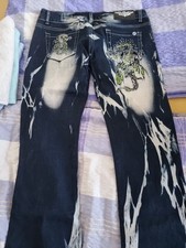 Damen Hüft Capri Jeans Low Cut Hose lila Schmetterling Tattoo Stickerei Strass 