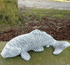 Steinfigur großer Koi