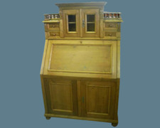 Sekretär im antik Landhaus