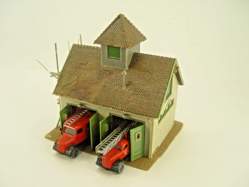 Feuerwehrhaus mit fahrzeugen - mit,
