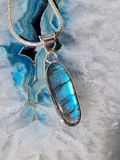 Labradorit Anhänger mit blauen Katzenauge plus Silberkette    (K32)