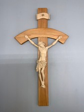MODERNES KRUZIFIX AUS HOLZ
