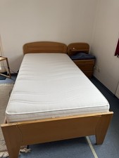 neuw. Motorlattenrost + Matratze 1x2 + Bett Nacko massiv