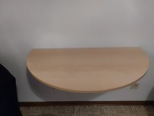 Tisch halb rund zum an die Wand klappen.