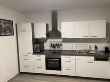 Moderne Einbauküche mit allen Geräten zu verkaufen – sehr guter Zustand!