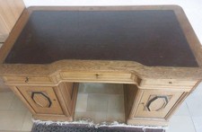 Massiver Schreibtisch aus Eiche – Klassiker mit Leder-Schreibfläche