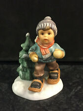 Berta Hummel BH 99/P Junge Tanne Dashing through the snow Göbel Porzellan Figur 