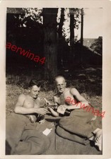 nackte Soldaten beim Sonnenbad