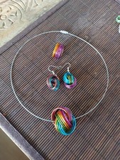 Schmuck Set: Halsreif mit Kugel-Anhänger, passende Ohrringe und Ring. 