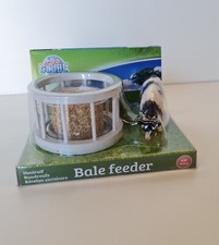 KIDS GLOBE FARMING Futterring set mit runde Balle und Kuh 1:32