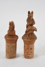 Q11O71- 2x Stopfen mit Holzfiguren Wolf Steinbock geschnitzt