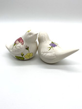 Vogelpärchen aus Porzellan mit feinen Details, Blumengirlanden, handbemalt