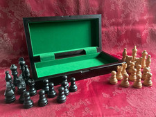 Ein Schachspiel in Massivholzkiste, alle Holzfiguren mit Grundfilzen, sehr guter Zustand - (171)