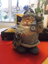 Weihnachtsmann mit Laterne und Geschenkesack