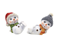 LUSTIGE SCHNEEKINDER Paar liegend rot-grau Schneemänner Polyresin-Figur