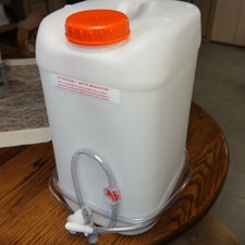 Gabelstapler Batterie Wasserkanister