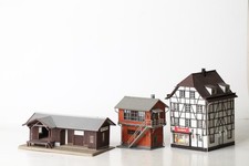 Faller H0 Lagerschuppen, Stellwerk, weißes Fachwerkhaus / Apotheke (337298) 5956