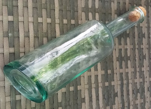 Schiefe leere grüne - , flasche