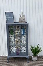 Graue Cocktail Getränke Vitrine Emma Shipley Extinct Print 