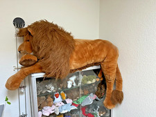 Sigikid Löwe liegend, Körpermaße 110cm lang, 55cm hoch, Plüschtier