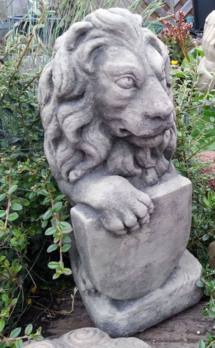Löwe mit wappen steintafel - löwe,