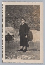 junger Mann am Brunnen -