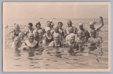 fröhliche Badgäste im Meer -