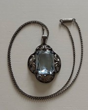 Großer Anhänger und Kette