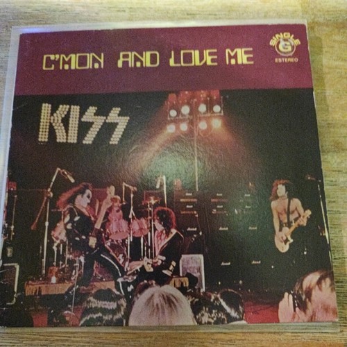 Kiss mon and love me - and,